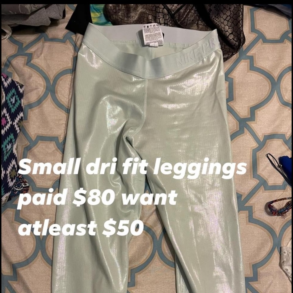 Work out leggings .